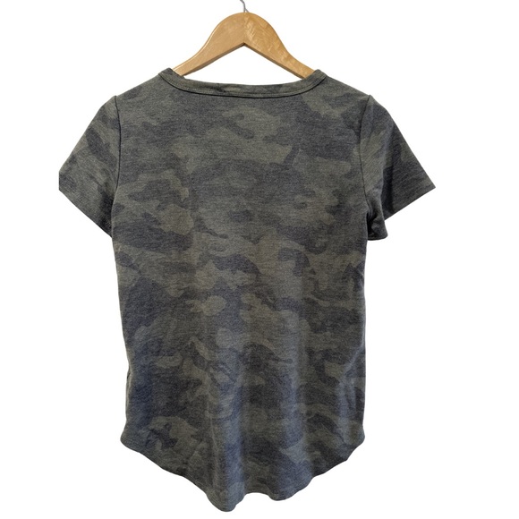 Jane and Delancey Camo V-Neck Women's Top - Small - Picture 2 of 6
